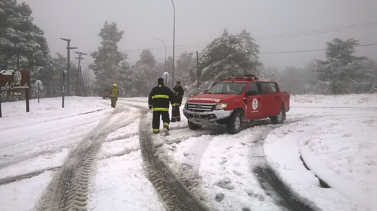 Bomberos de la Regional N°7 asisten nevadas en el Valle de Calamuchita
